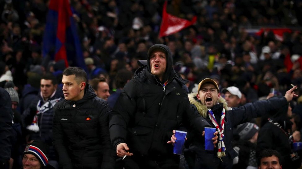 Hinchas molestos durante un partido de la UEFA Champions League en febrero de 2020.