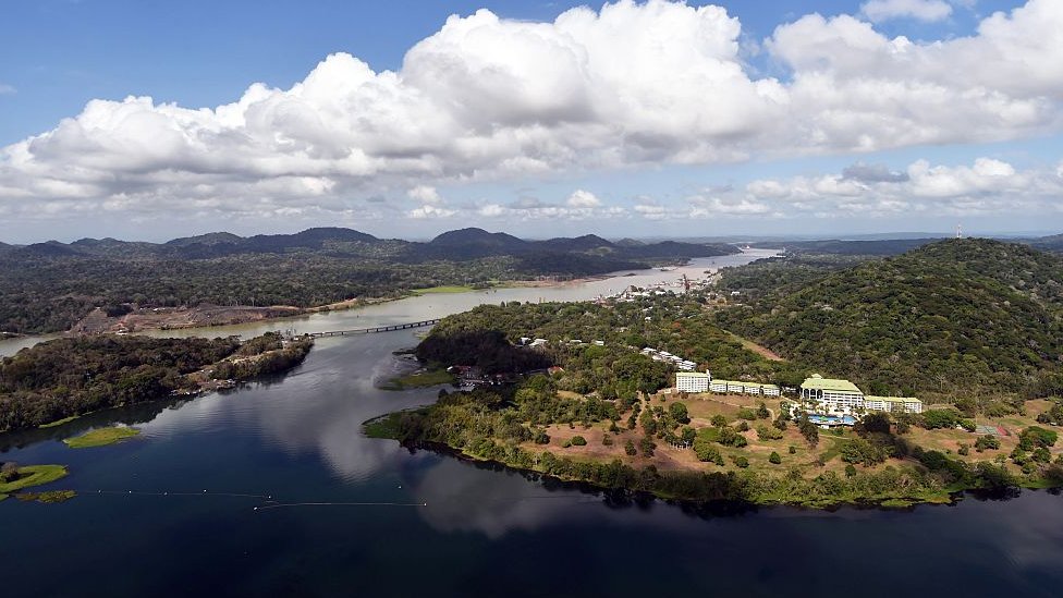 Вид с воздуха на Панамский канал и озеро Гатун