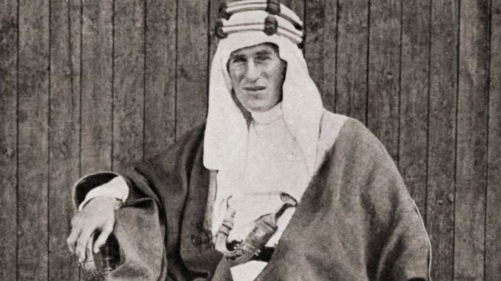 صورة شهيرة للورانس العرب بالملابس العربية التقليدية