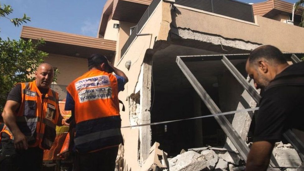 تدمير منزل في عسقلان بصواريخ فلسطينية