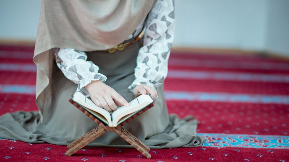 Молитва мусульманских женщин. Мусульманка молится. Мусульманка намаз. Мусульманские женщины молятся. Руку в намазе.