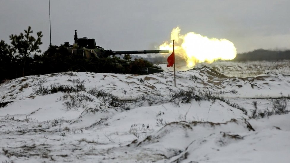 Um blindado russo atira comum canhão participando de exercício conjunto das forças armadas da Bielorrússia e da Rússia