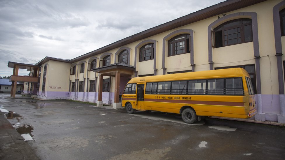 Школьный автобус простаивает возле школы в Кашмире