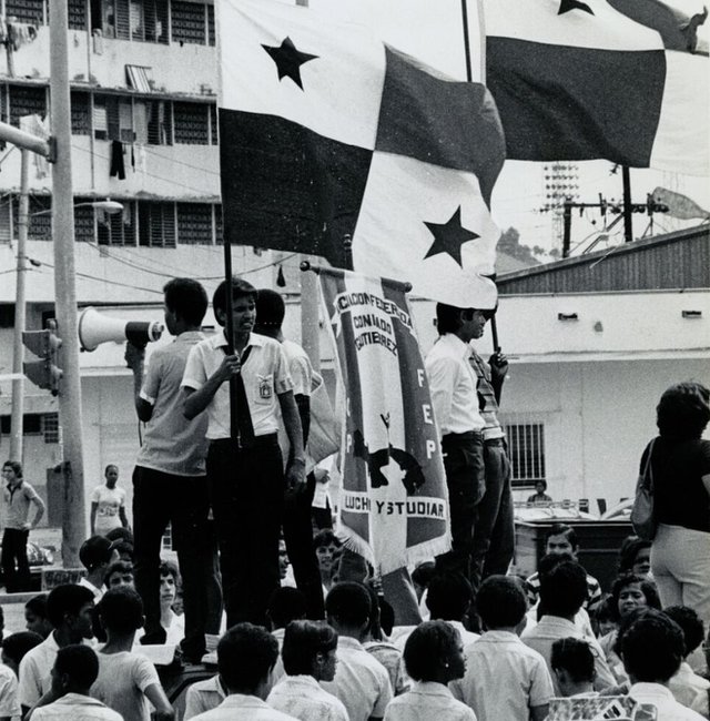 Estudiantes movilizados tras los incidentes del 9 de enero de 1964 en Panamá.