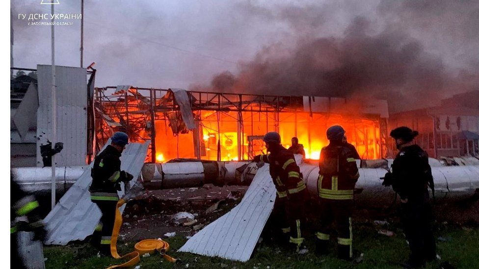 Vatrogasci gase požar posle raketnog napada na Zaporožje