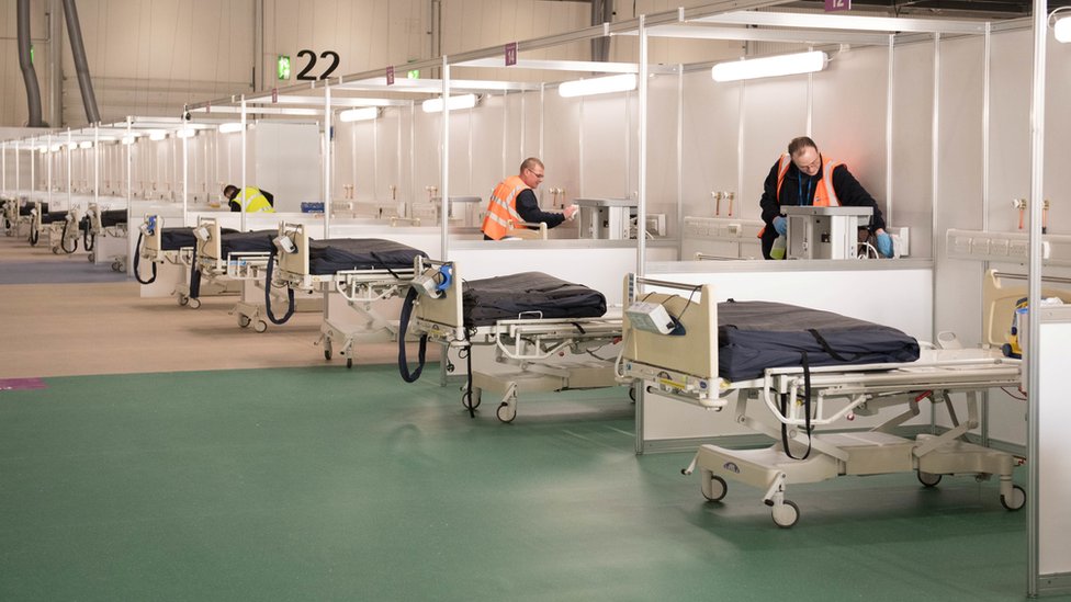 Подрядчики работают в ExCel London во время его преобразования во временную больницу NHS Nightingale