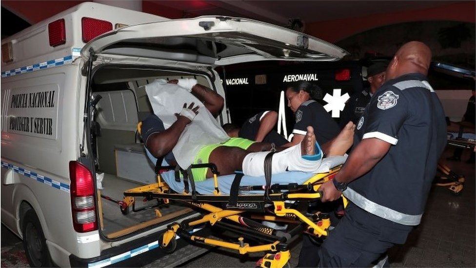 Раненого заключенного несут на носилках в больницу парамедики полиции после перестрелки среди заключенных в тюрьме Ла-Джойита, Панама-Сити, Панама 17 декабря 2019 г.