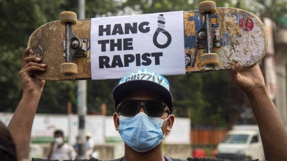 طالب المتظاهرون بتطبيق عقوبة الإعدام في قضايا الاغتصاب
