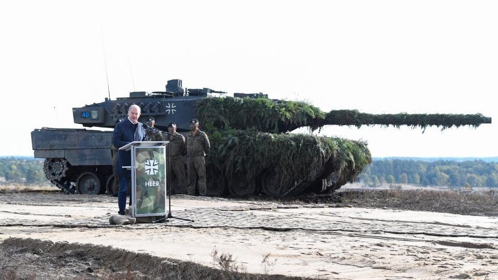 المستشار الألماني يتعرض لضغط كبير للسماح بتصدير دبابات ليوبارد 2 إلى كييف.