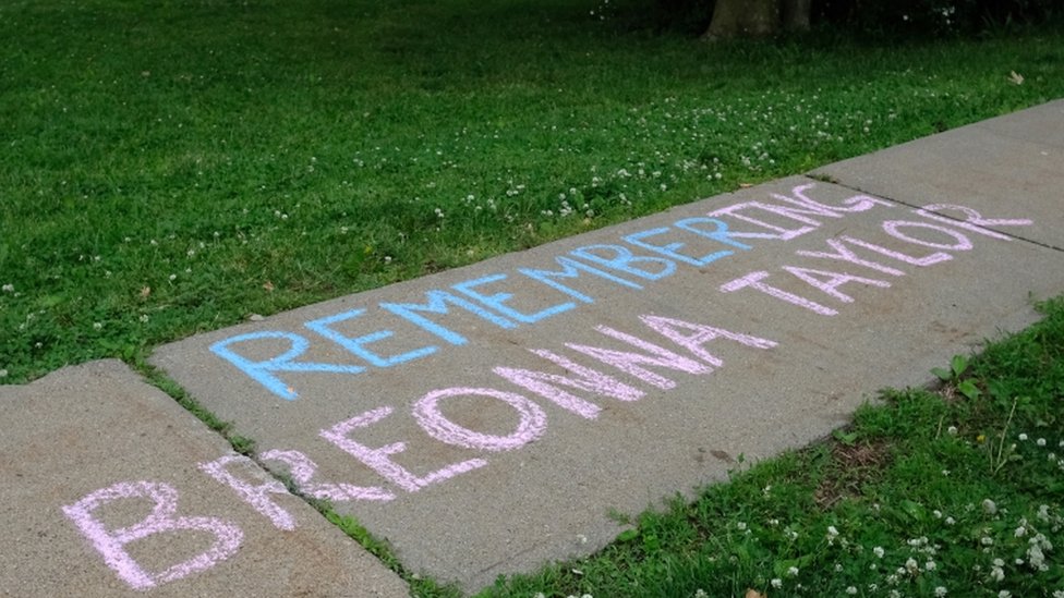 "Recordando a Breonna Taylor", dice una inscripción en el suelo en Nueva Jersey.
