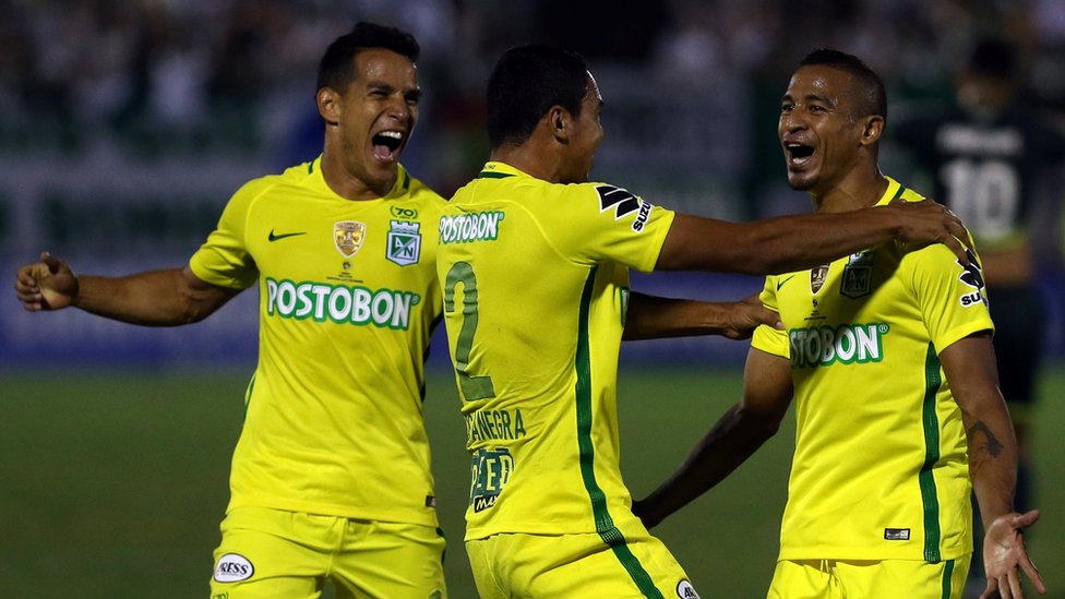 El gol de Atlético Nacional fue aplaudido por la hinchada del Chapecoense. Jugadores de Atlético Nacional festejando el gol