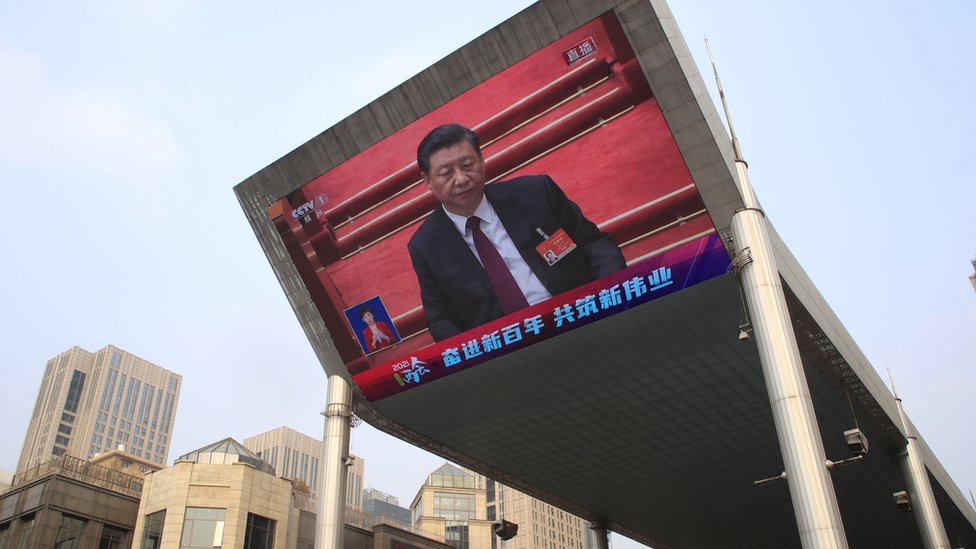 El presidente Xi Jinping en una pantalla en Pekín