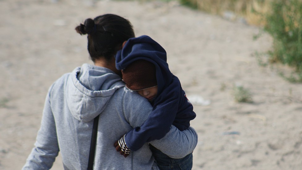 Madre con un niño en brazo intenta ingresar ilegalmente a Texas