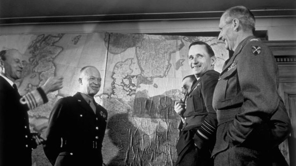 Слева направо: адмирал сэр Бертрам Рамзи, генерал Дуайт Эйзенхауэр, маршал авиации Теддер и фельдмаршал Монтгомери