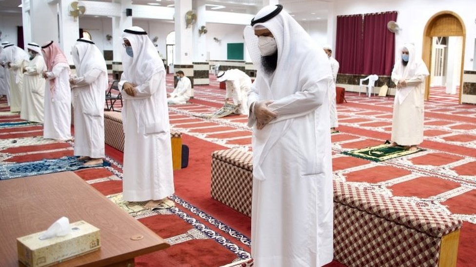 Мусульмане молятся в мечети в Кувейте, Кувейт (10 июня 2020 г.)