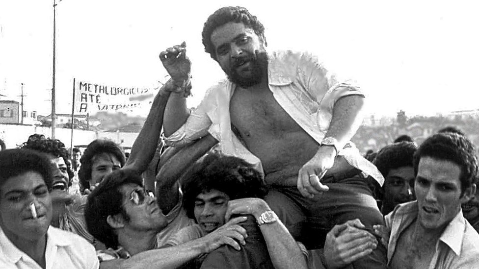 Lula siendo cargado por sus compañeros después de las elecciones sindicales de 1979.