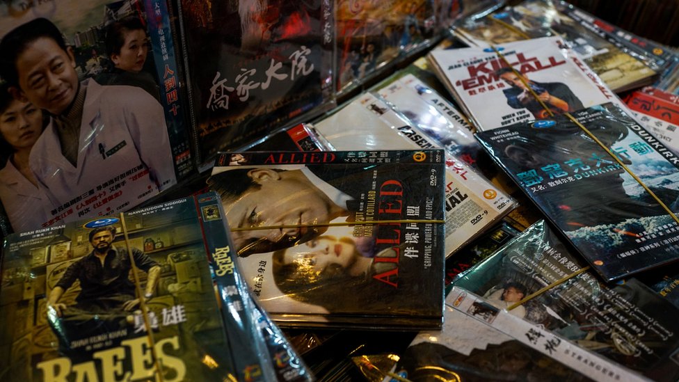 Поддельные DVD в продаже в Китае