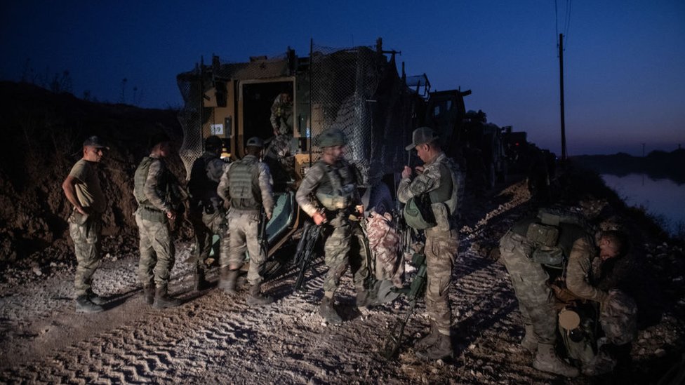 Первая группа турецкой пехоты готовится войти в Сирию на границе между Турцией и Сирией