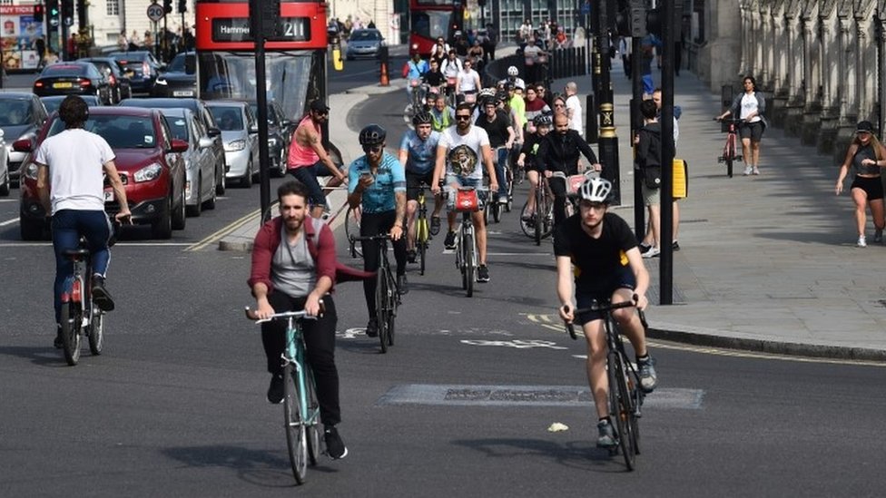 Люди едут на велосипеде по Лондону
