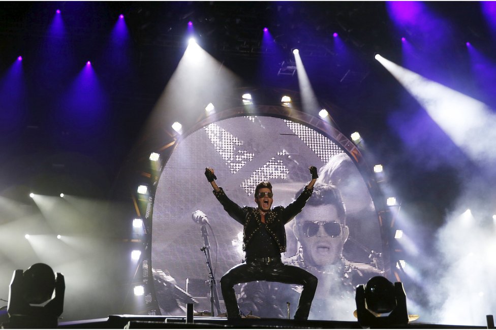 Адам Ламберт выступает с группой Queen на музыкальном фестивале Rock in Rio в Рио-де-Жанейро, Бразилия, 19 сентября 2015 года.