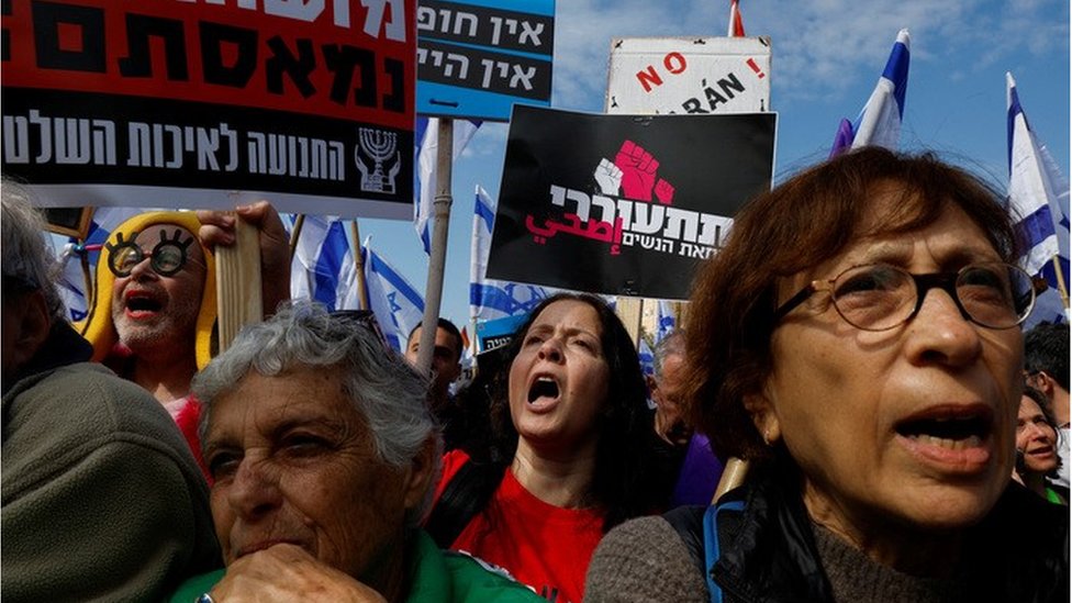 Protesters outside Israel's parliament (13/02/23)