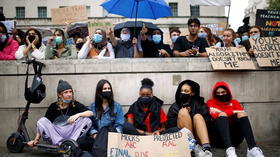 Студенты высшего уровня протестуют напротив Даунинг-стрит на фоне вспышки коронавирусной болезни