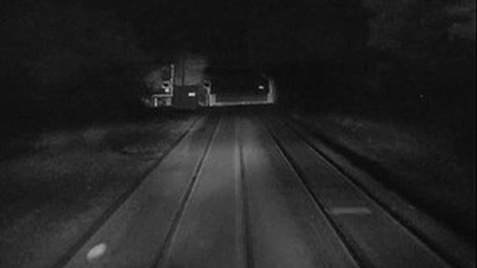 Вид на железнодорожный переезд Норвич-роуд примерно за четыре секунды до того, как поезд прибыл на переезд