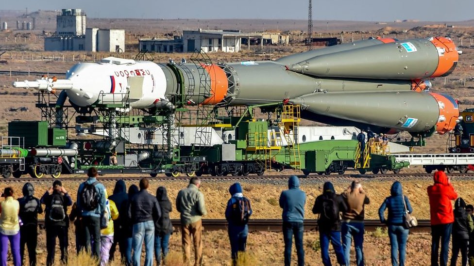 Un cohete ruso Soyuz rumbo a la plataforma de lanzamiento en Kazajistán.