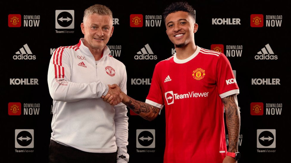 لاعب الجناح المهاجم جادون سانشو (يمين) ومدرب مان يونايتد سول شاير (يسار)