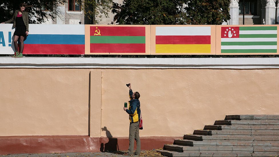 Esta imagen tomada en Transnistria muestra las banderas de Rusia, Transnistria, Osetia del Sur y Abjasia.