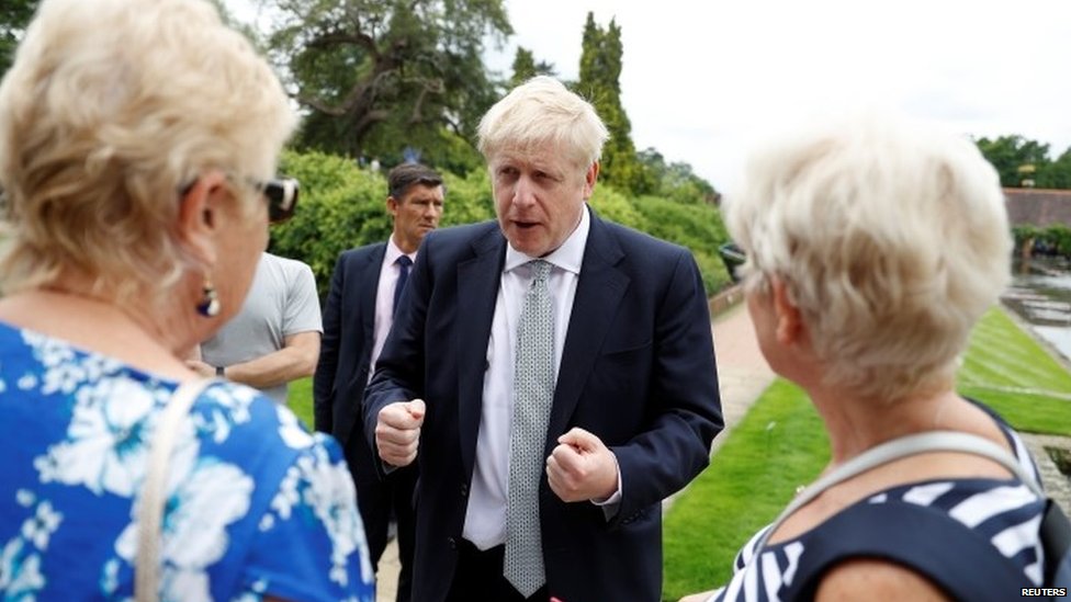 Борис Джонсон обращается к представителям общественности во время визита в Королевское садоводческое общество под именем Висли