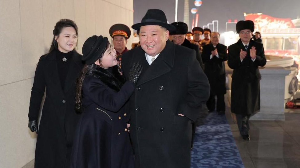 Kim Džong Un sa suprugom Ri Sol Ju (levo) i ćerkom Kim Ju Ae (u sredini) prisustvovao je vojnoj paradi