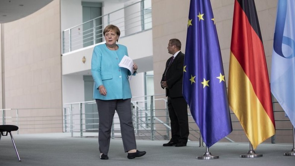 Канцлер Германии Ангела Меркель (слева) прибыла, чтобы выступить перед СМИ после виртуального заседания Европейского совета во время пандемии коронавируса в Берлине, Германия, 19 августа 2020 года.