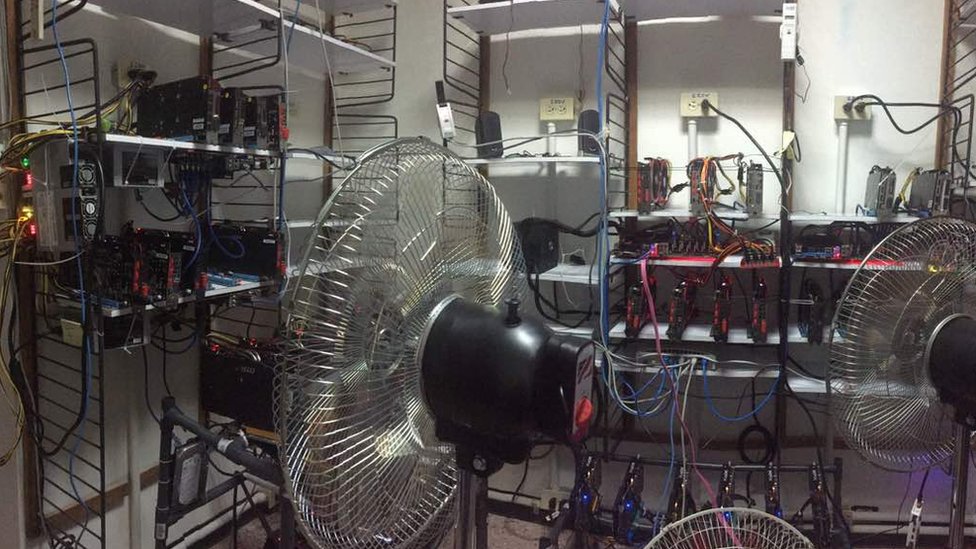 La "mina" está repleta de equipos computarizados, cables y conexiones múltiples. Minería de bitcoin en Maracaibo