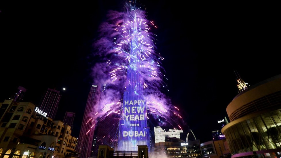 Pertunjukan kembang api untuk menyambut tahun baru di Burj Khalifa, Dubai