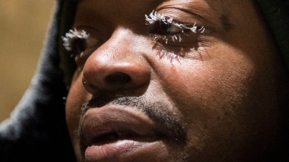 Hombre con las pestañas congeladas Hombre con las pestañas congeladas