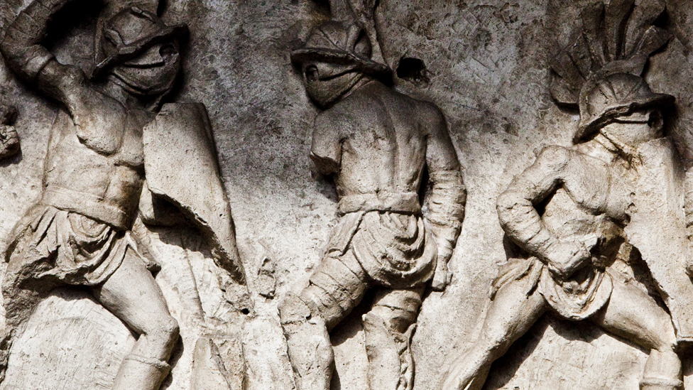 En el siglo I, la arena fue escenario de combates entre gladiadores. Friso con gladiadores romanos