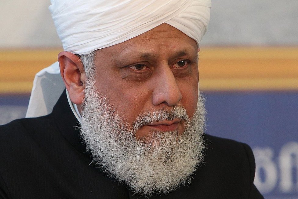 Mirza Masroor Ahmad es el quinto califa y lidera una comunidad de miles de miembros de todo el mundo. El califa Mirza Masroor Ahmad.