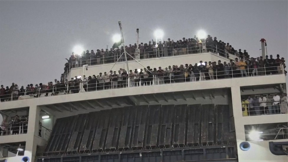 وصل مئات الأشخاص الذين جرى إجلاؤهم من السودان إلى السعودية على متن سفينة