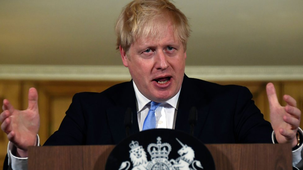 Премьер-министр Великобритании Борис Джонсон выступает на пресс-конференции о коронавирусе на Даунинг-стрит, 10