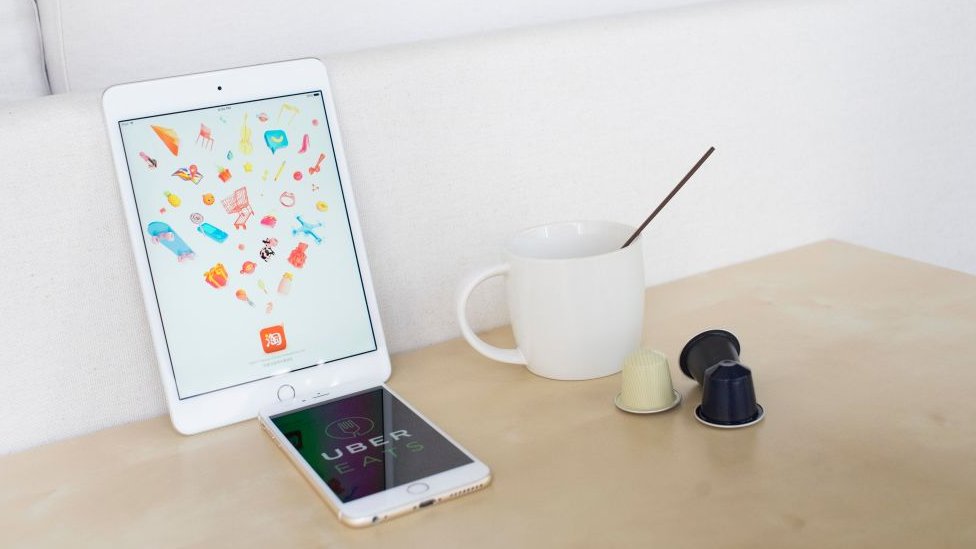 En América Latina el fenómeno está tomando fuerza en países como Brasil y México. Ipad con Uber en la pantalla