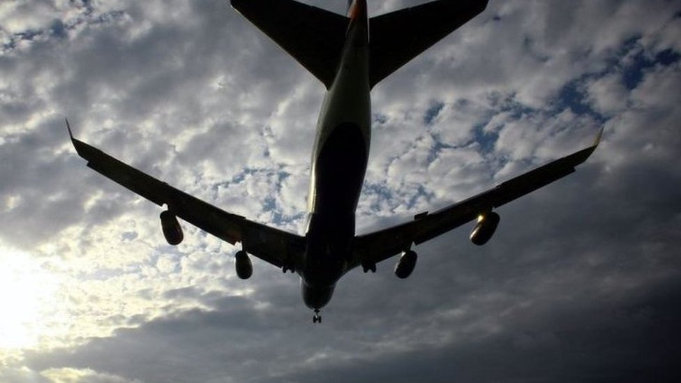 Самолет взлетает из аэропорта Хитроу