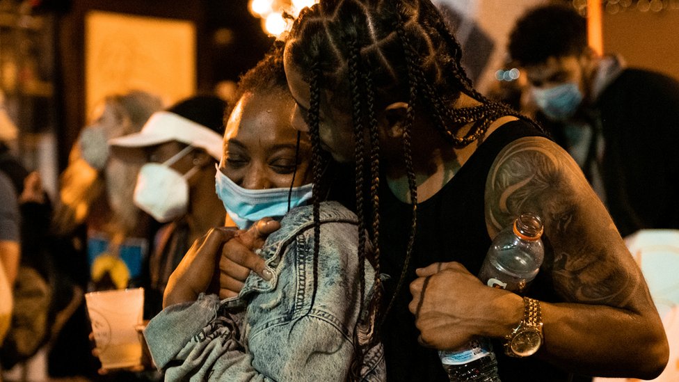 Una pareja emocionada ante el discurso de Kamala Harris como vicepresidenta electa de EE.UU.