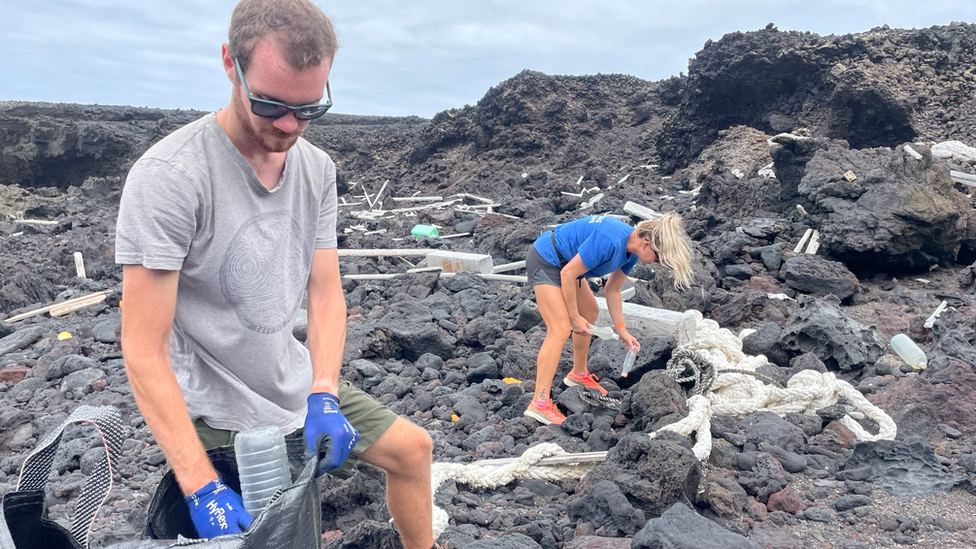 Ambientalistas limpando o litoral da ilha