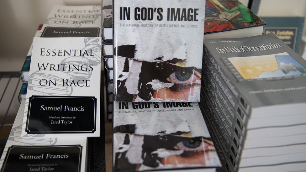 La Primera Enmienda de la Constitución de Estados Unidos protege la libertad de expresión en el país y se apela a ella frecuentemente para defender la difusión de cualquier contenido. Oficina de Richard Spencer