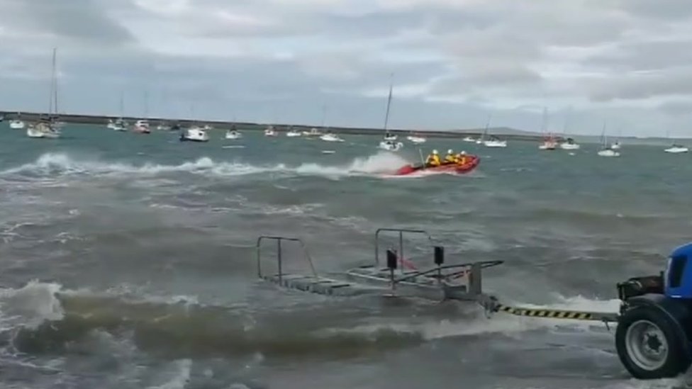 Экипаж спасательной шлюпки из трех человек был на воде в течение восьми минут