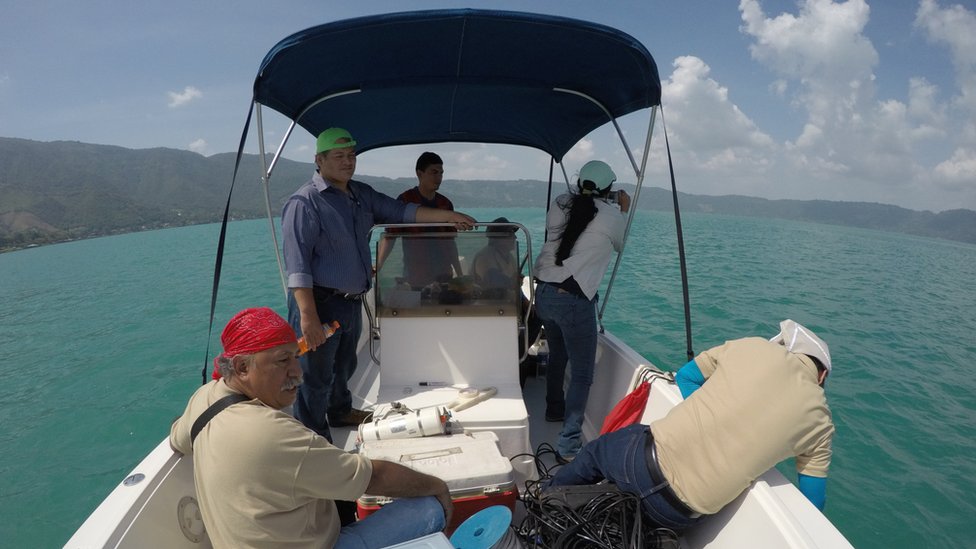 Equipo de investigación del Ministerio de Medio Ambiente de El Salvador toma muestras del agua del Lago de Coatepeque.