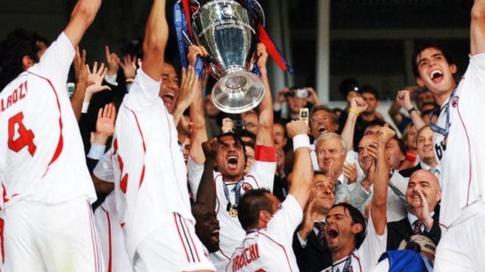 باولو مالديني يرفع كأس دوري أبطال أوروبا لعام 2007، وهو في الثامنة والثلاثين من عمره