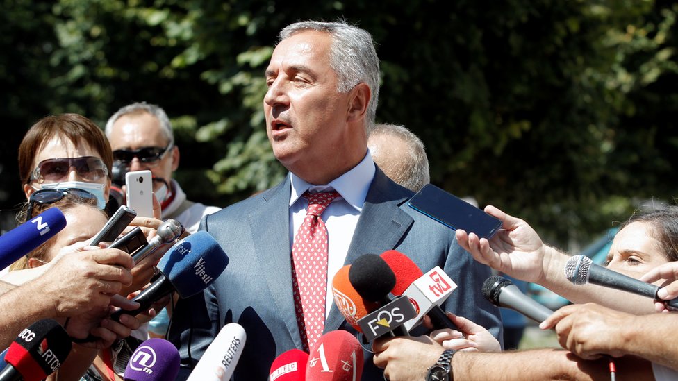 Президент Черногории Мило Джуканович общается со СМИ после голосования в Черногории