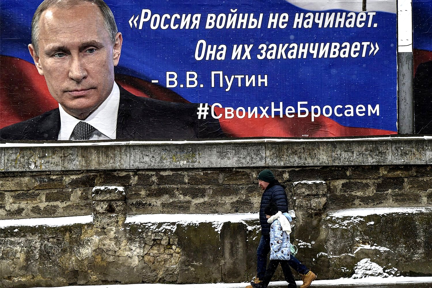 Putin posteri önünden geçen biri, Kırım, 10 Mart 2022